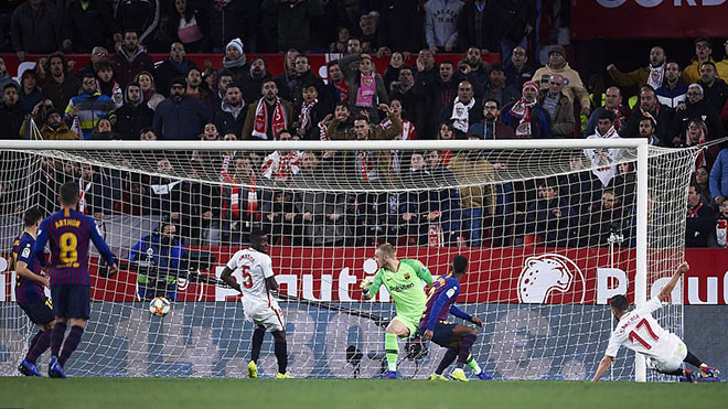 VIDEO Sevilla 2-0 Barcelona: Boateng ra mắt thảm hại, sao Cardiff mất tích được tri ân
