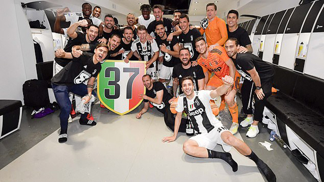CHÙM ẢNH: Ronaldo và đồng đội rạng rỡ trong ngày Juve đăng quang sớm