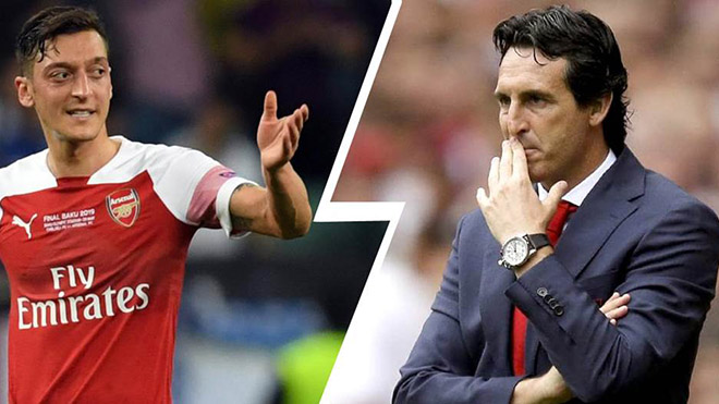 Mesut Oezil chửi thẳng mặt Unai Emery: ‘Tôi thề, ông không phải một HLV’