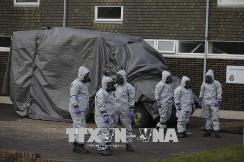 Lực lượng chức năng điều tra tại hiện trường vụ cựu điệp viên cùng con gái bị tấn công bằng chất độc ở Salisbury, Anh ngày 10/3. Ảnh: AFP/TTXVN