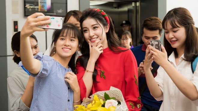 Á hậu Huyền My lần đầu tiết lộ từng mượn tiền của BTC Hoa hậu Việt Nam để… ăn vặt