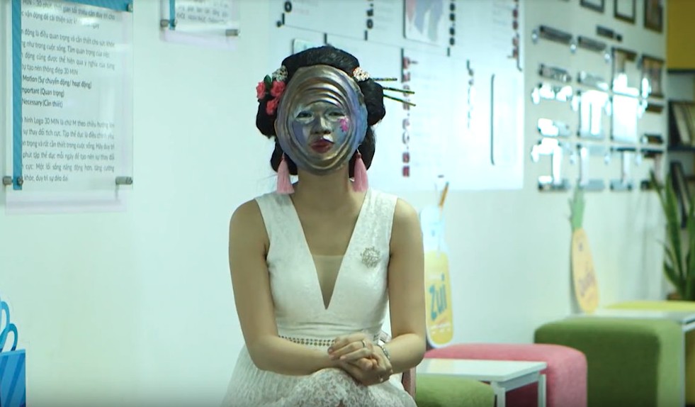 MC truyền hình Phương Thảo đeo mặt nạ hồ nguyệt đi hẹn hò