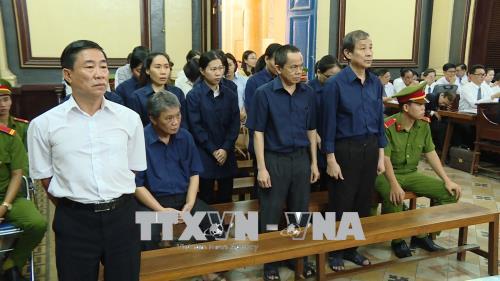Các bị cáo đứng nghe đại diện Viện kiểm sát nhân dân luận tội ngày 23/5. Ảnh: Trần Xuân Tình/TTXVN