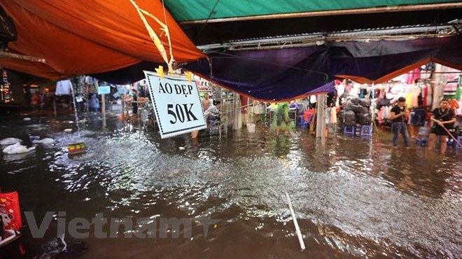 Chợ nhà Xanh Hà Nội bị nhấn chìm sau cơn mưa lớn bất chợt
