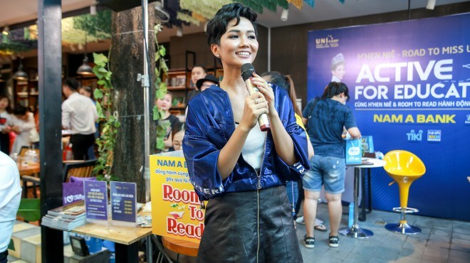VIDEO: Hoa hậu H’Hen Niê xuống đường bán sách trong trời mưa bão
