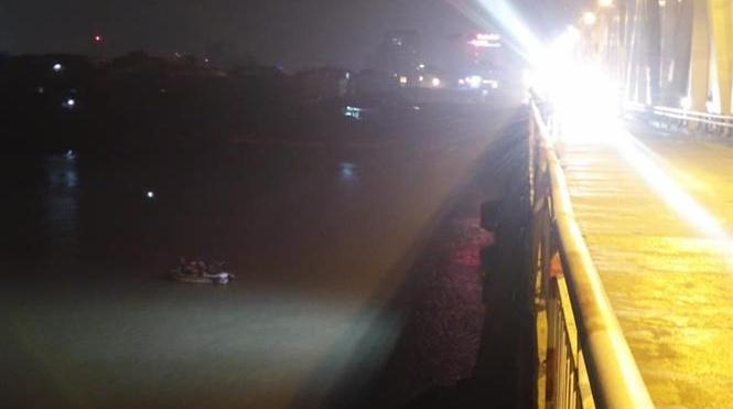 Ô tô mất lái lao qua lan can cầu Chương Dương xuống sông Hồng 