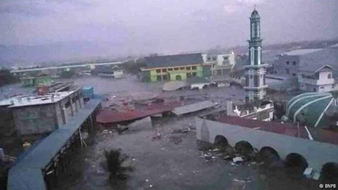 CẬP NHẬT sóng thần ở Indonesia: Đã có 62 người thiệt mạng, 584 người bị thương và 20 người mất tích