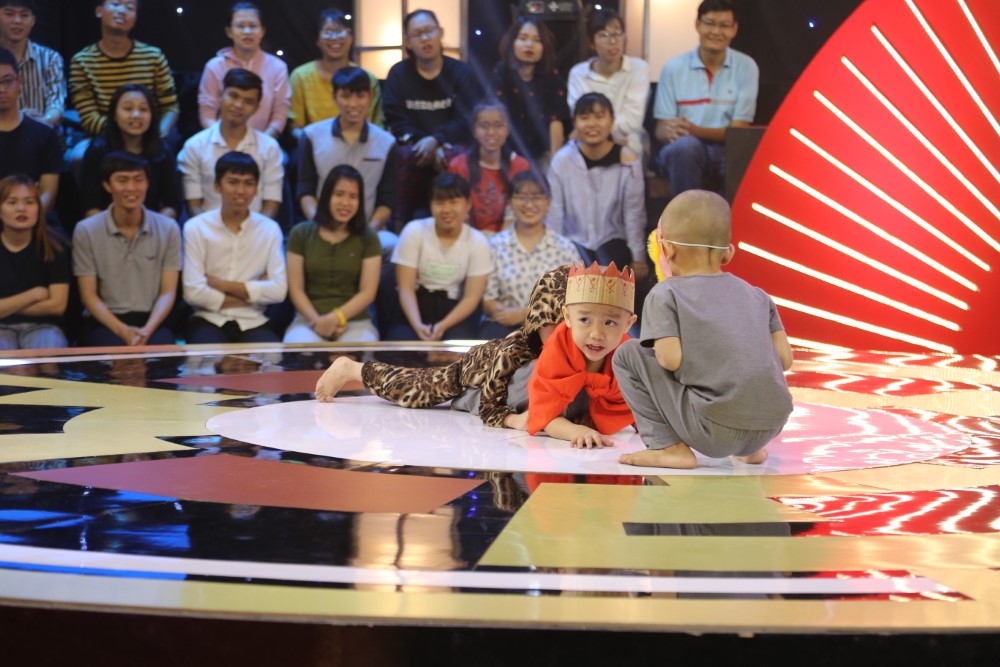 Gala 1 'Thách thức danh hài': 5 chú tiểu nhóm Bồng Lai khiến sân khấu vỡ òa với 4 phần thi xuất sắc