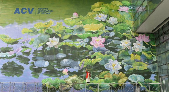 Chiêm ngưỡng 2 bức tranh hoa sen 'khổng lồ' tại sân bay Nội Bài