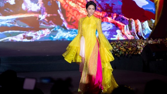 Hoa hậu H’Hen Niê gây ngạc nhiên khi mặc áo dài tự lái xe máy đi trình diễn áo dài