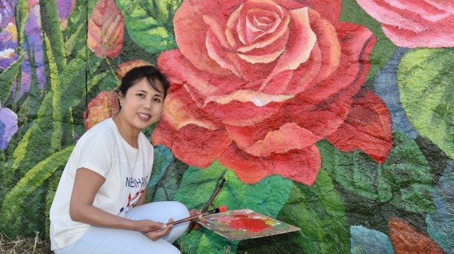 Họa sĩ Nguyễn Thu Thủy vẽ tranh tường 'Mùa xuân Pháp - Việt' bên dòng sông Seine