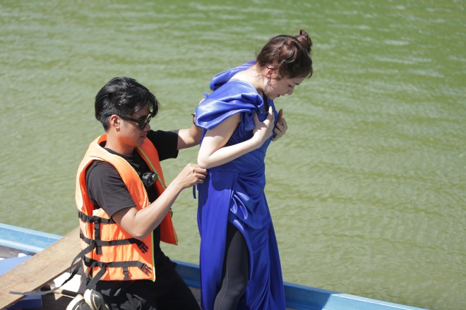 'Đại chiến săn ảnh': Hòa Minzy 'thay váy' trên thuyền, Võ Hoàng Yến suýt ngã xuống nước vì căng thẳng