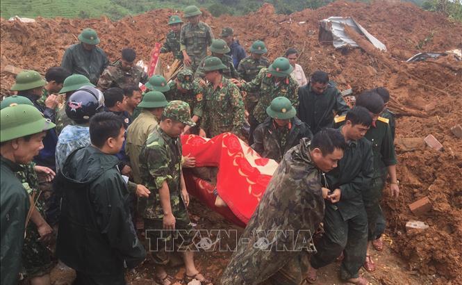 Sạt lở đất ở Hướng Hóa - Quảng Trị: Lực lượng cứu hộ băng qua khu vực sạt lở để tiếp cận hiện trường