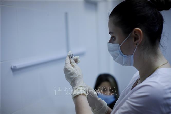 Người Việt tại Nga tiêm thử nghiệm vaccine ngừa COVID-19 lần thứ hai