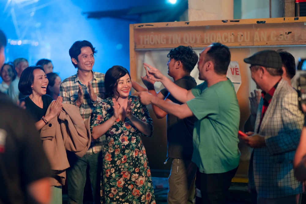 Tập cuối 'Chuyện xóm tui' của Thu Trang - Tiến Luật gây sốt vì xúc động