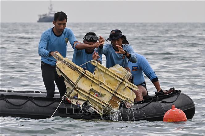 Vụ máy bay rơi tại Indonesia: Bắt được tín hiệu có thể từ hộp đen của máy bay