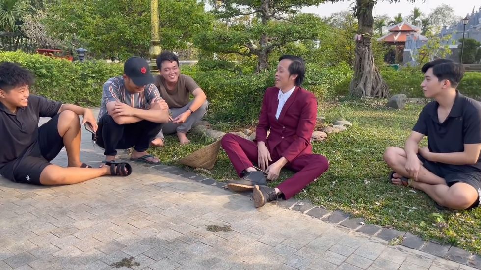Hoài Linh ra mắt kênh Youtube, diện vest đi nhổ cỏ