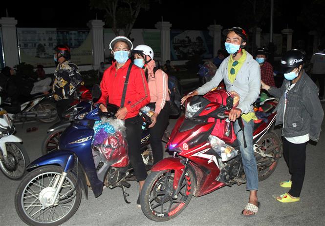 Hình ảnh hàng trăm công dân đi xe máy hàng ngàn km tránh dịch Covid-19 tới Nghệ An