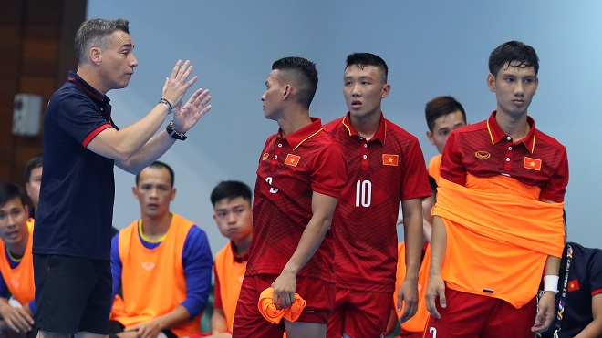 HLV Rodrigo: 'Futsal Việt Nam hãy quên đi chuyện giành HCV'