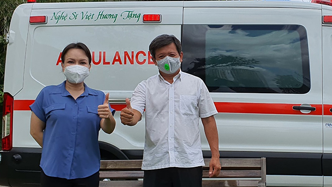 Nghệ sĩ Việt Hương bàn giao xe cứu thương hơn 2,5 tỷ đồng cho ông Đoàn Ngọc Hải