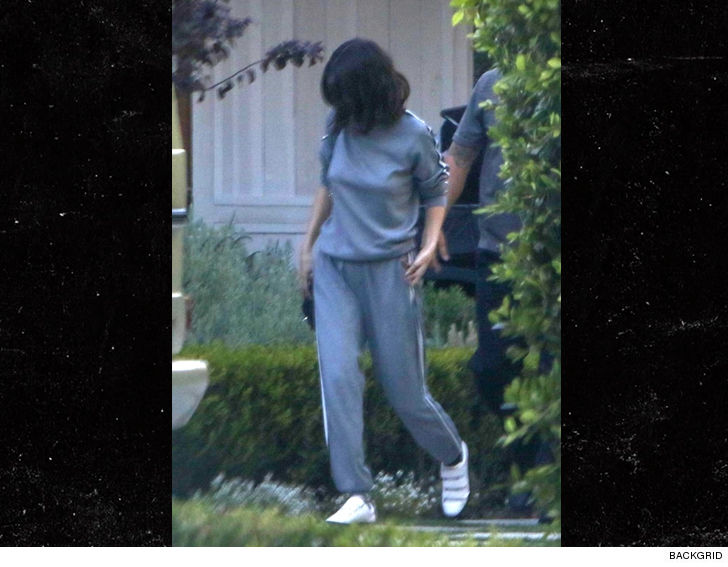 Selena Gomez di chuyển từ ô tô vào nhà dịp cuối tuần qua