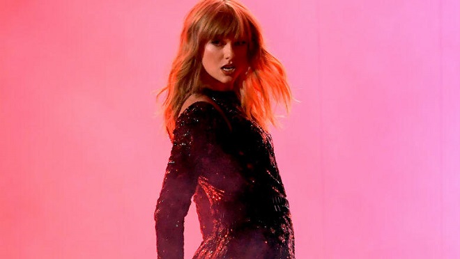 Taylor Swift mở màn AMAs 'siêu ngầu', giành luôn giải Nghệ sĩ của năm