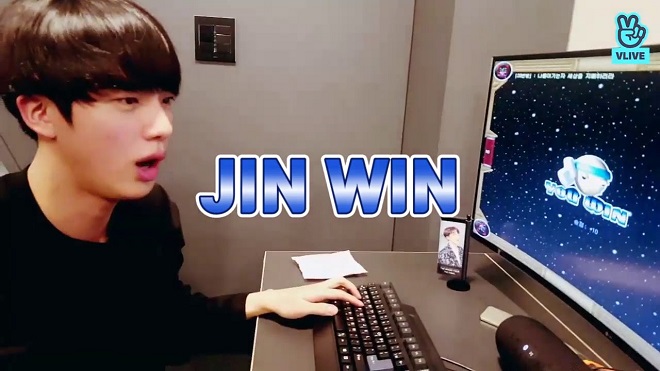 Jin (BTS) phản ứng 'cứng' khi đang chơi game cùng fan mà gặp dân mạng chửi thề