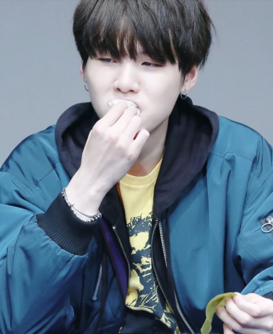 BTS, Jin, Suga, Jin BTS, Suga BTS, Jin yêu đồ ăn, Suga khó tính, Jin phản ứng với đồ ăn, Suga phản ứng với đồ ăn, Jin và Suga, Jin Suga ngược nhau, Jin Suga trái ngược