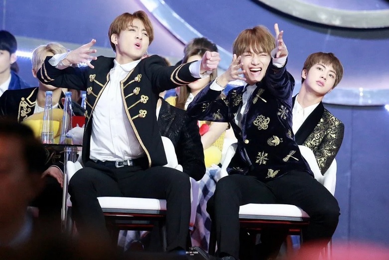 BTS, V, V BTS, Jungkook, Jungkook BTS, V Jungkook kết hợp, V Jungkook BTS kết hợp, V Jungkook ăn ý, V BTS clip, V Jungkook BTS video, V Jungkook BTS sinh đôi, video V BTS