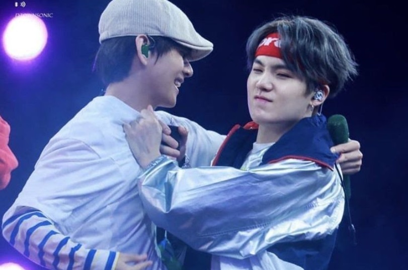 Hài Hước Loạt Ảnh Suga Bts Hoảng Hốt Mỗi Lần Bị V... Ôm