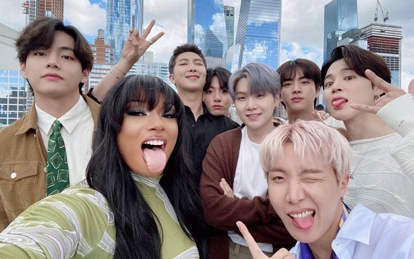 BTS, BTS AMA, AMA BTS, giải âm nhạc Mỹ, BTS biểu diễn AMA, Coldplay, BTS Coldplay, My Universe, BTS concert, BTS live concert, BTS Butter, Butter, BTS Megan Thee Stallion