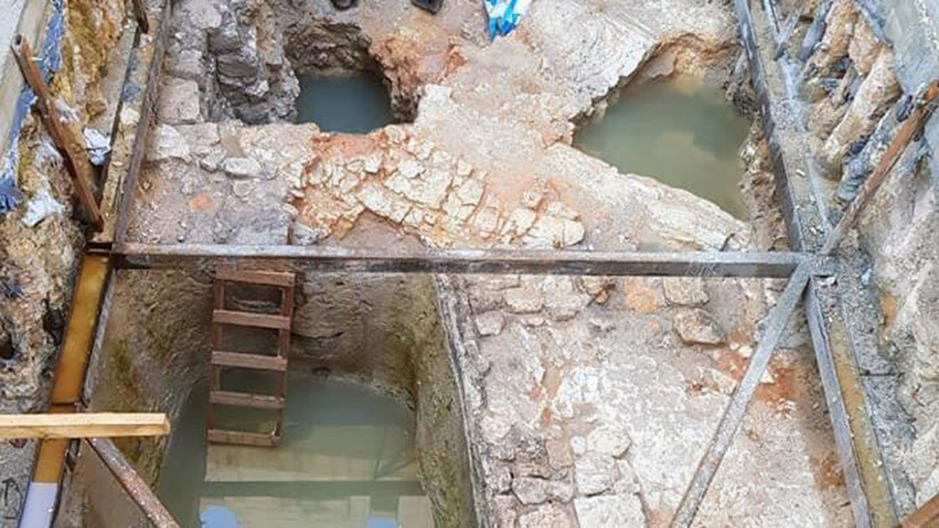 Bồn tắm. Bồn tắm dùng cho nghi lễ. Bồn tắm có niên đại 2.000 năm