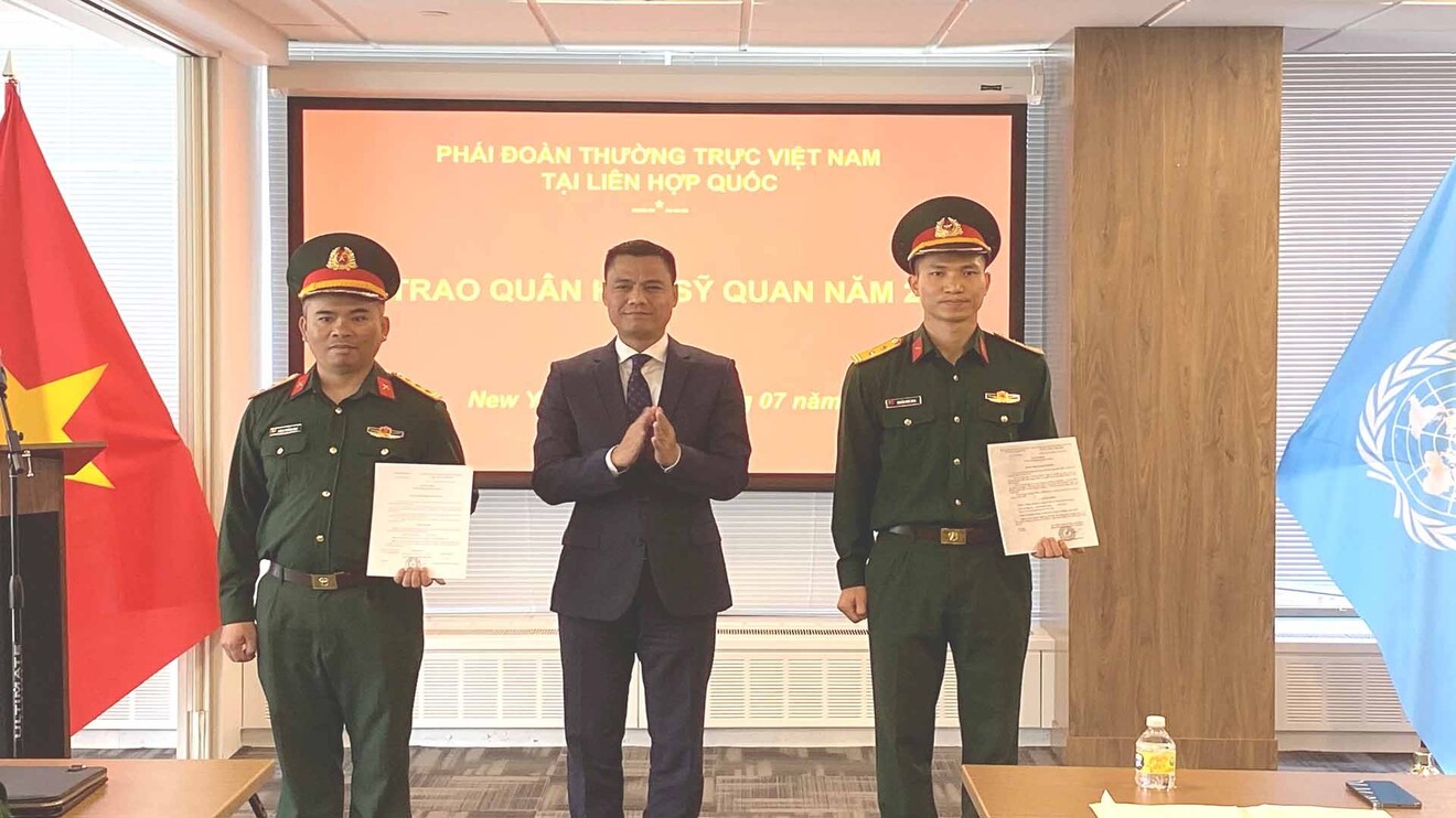 Lần đầu tiên hai sĩ quan quân đội Việt Nam phục vụ tại LHQ được trao quân hàm tại New York
