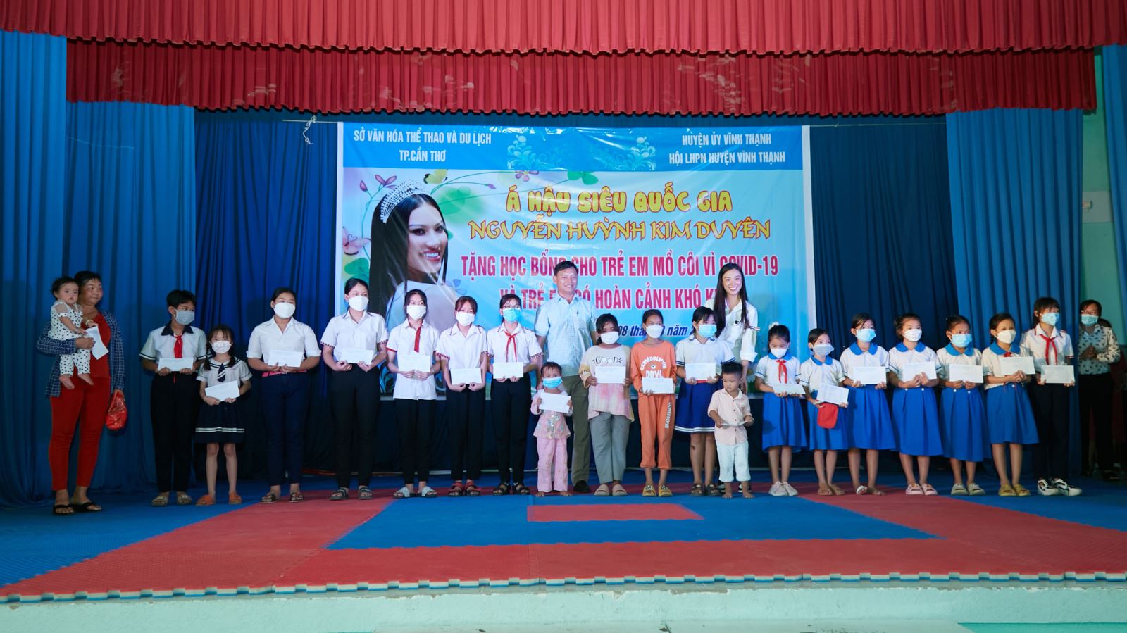 Á hậu Kim Duyên dùng tiền thưởng trao tặng học bổng cho trẻ em nghèo