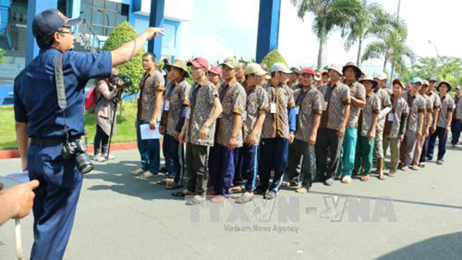 Tàu Cảnh sát biển đưa 695 ngư dân từ Indonesia trở về