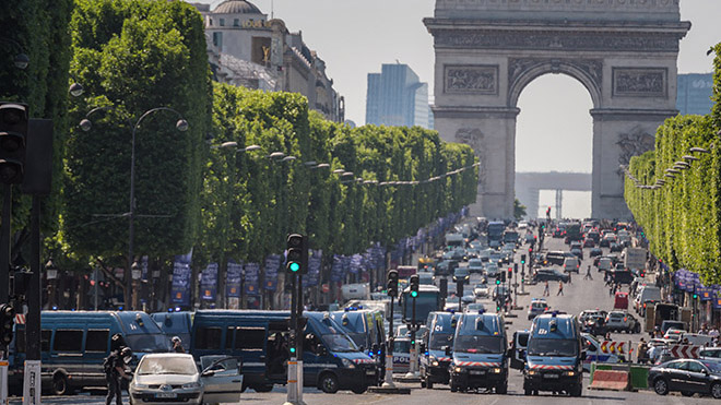 Vụ đâm xe ở đại lộ Champs Elysees: Bắt 4 thành viên gia đình thủ phạm