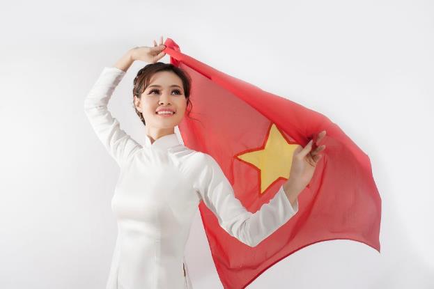 Top 6 Miss photo tháng 7 khoe sắc cùng quốc kỳ Việt Nam