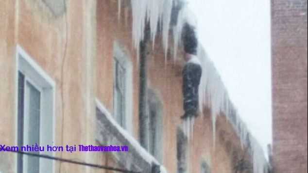 Kinh hãi phát hiện xác người đóng băng treo lơ lửng bên mái nhà