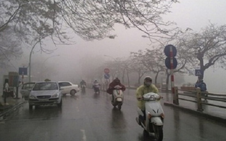 Thời tiết hôm nay: Hà Nội mưa nhỏ, Nam Bộ có dông lốc, mưa đá