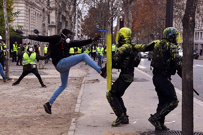 Bạo loạn 'Áo vàng' tại Pháp: Đụng độ nổ ra dọc Đại lộ Champs-Elysees và Khải Hoàn Môn