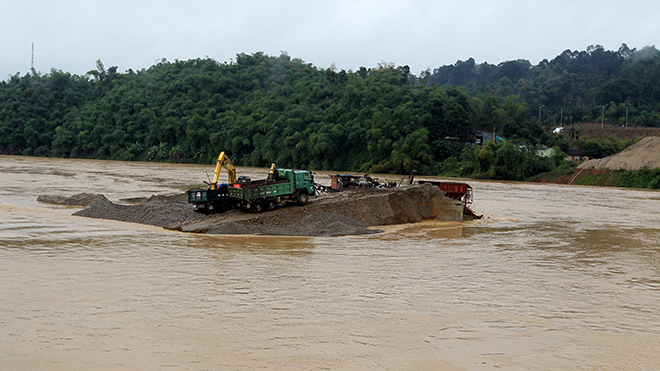 Cả nước mưa dông, sông Hồng qua Lào Cai xuất hiện lũ lớn bất thường trong mùa Đông