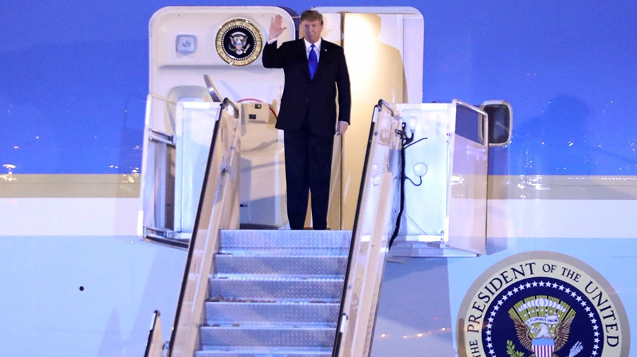 TRỰC TIẾP: Air Force One chở Tổng thống Donald Trump đã hạ cánh Nội Bài