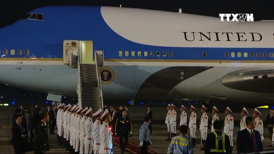 TRỰC TIẾP: Air Force One chở Tổng thống Donald Trump đã hạ cánh Nội Bài