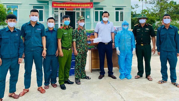 Anh Hà Văn Tự (áo thun trắng) trong 1 đợt trao tặng khẩu trang và thiết bị y tế tại Quảng Nam. Ảnh: ANH TRẦN