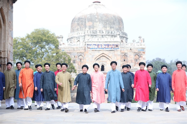 Cán bộ, nhân viên Đại sứ quán Việt Nam tại Ấn Độ diện áo dài ngũ thân Ảnh: ĐSQ Việt Nam tại Ấn Độ cung cấp