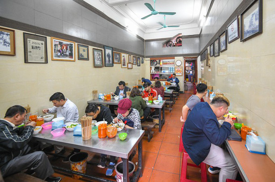 Các nhà hàng ăn uống phục vụ trong nhà ở Hà Nội mở cửa trở lại