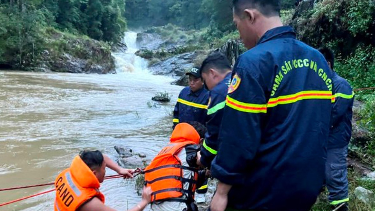 Giải cứu 10 thiếu niên mắc kẹt giữa rừng trong mưa lũ tại Lâm Đồng
