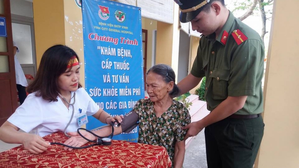 Bệnh viện ĐK TP Vinh khám bệnh, cấp thuốc miễn phí cho 400 người dân quê Bác