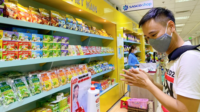 Unilever đồng hành cùng cảng hàng không Quốc tế Tân Sơn Nhất và công ty Sasco phòng dịch cho hành khách trước mỗi chuyến bay