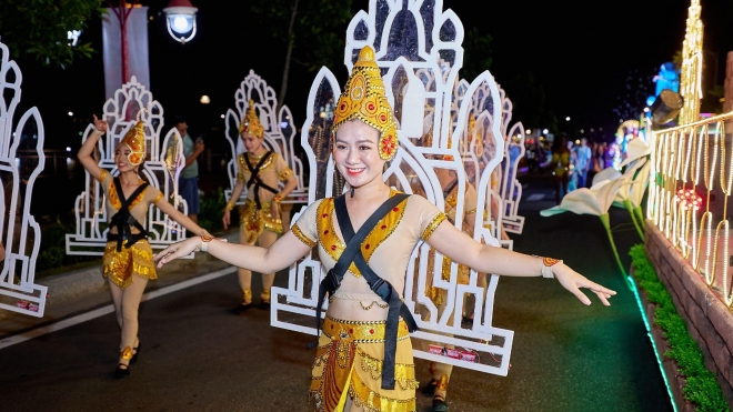 Đà Nẵng thành 'chảo lửa' với đêm lễ hội Carnival đường phố Sun Fest đầu tiên